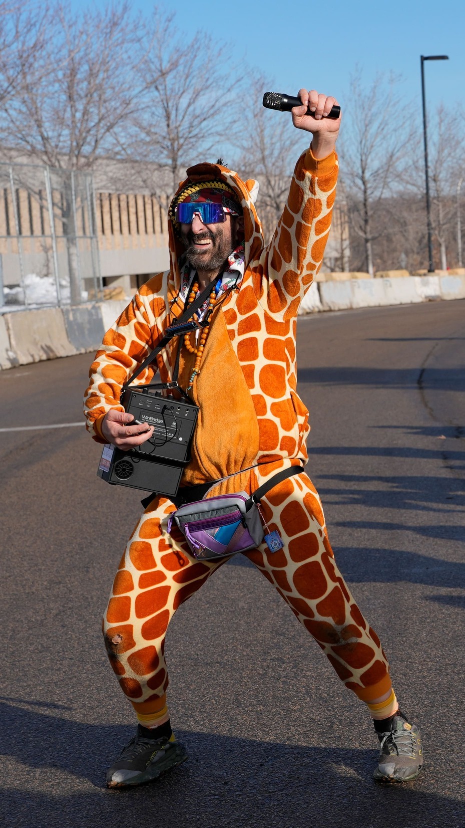 ICE arresta a manifestante vestido de jirafa