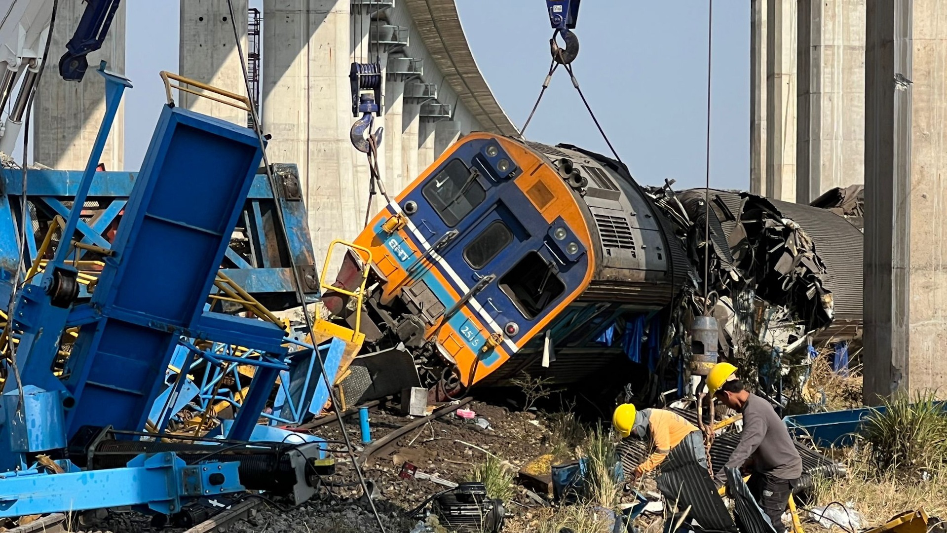 La caída de una grúa sobre un tren de pasajeros deja al menos 20 muertos en Tailandia