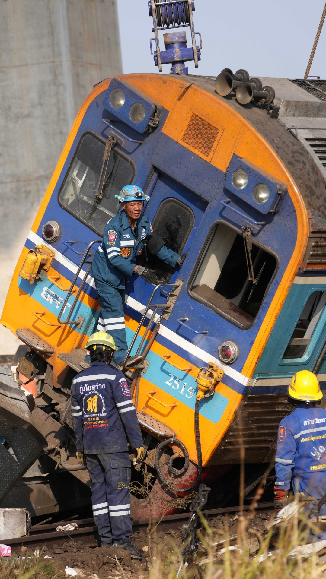 Al menos 22 muertos tras la caída de una grúa sobre un tren de pasajeros en Tailandia