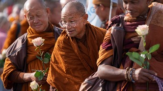 Los monjes budistas que caminan por la paz en EE UU