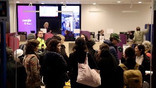 Decenas de viajeros agolpados en las estaciones de tren por el accidente de Adamuz