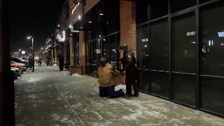 Manifestantes se concentran frente al hotel donde creen que Greg Bovino pasará su última noche en Minneapolis