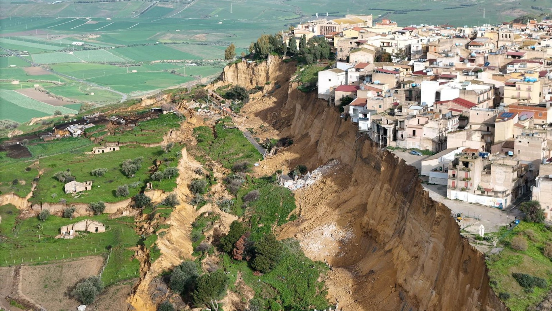 Un pueblo siciliano al borde de un gran barranco por un deslizamiento de tierra