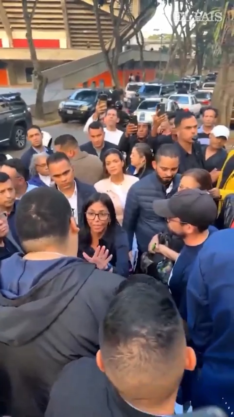 “Debería ponerse la mano en el corazón" increpan a Delcy en Caracas