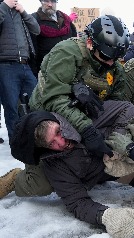 Manifestantes en Minneapolis se enfrentan con ICE