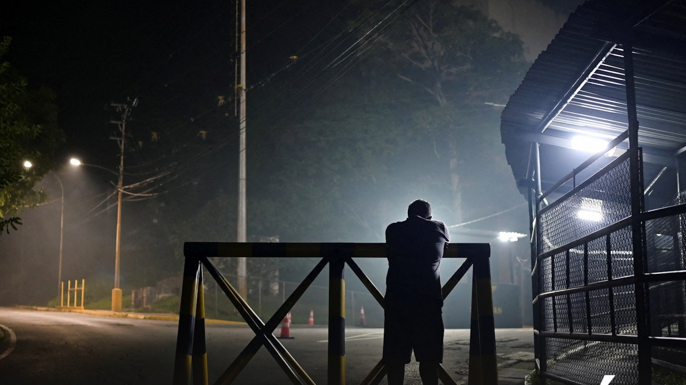 Familiares esperan la liberación de presos políticos fuera de las cárceles de Venezuela