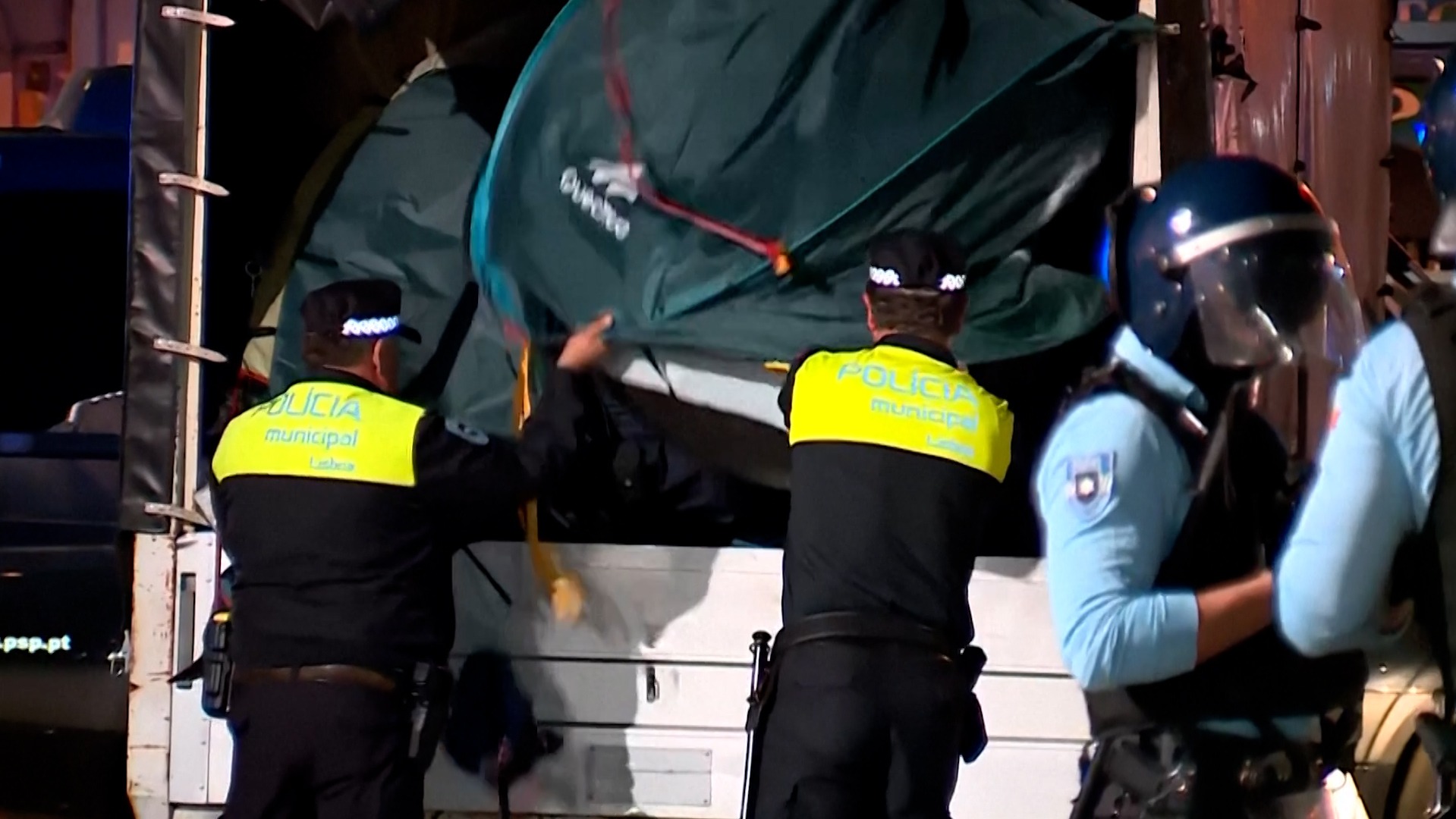 La policía desaloja las acampadas en Lisboa y Oporto y detiene a algunos de los manifestantes La policía desaloja las acampadas en Lisboa y Oporto y detiene a algunos de los manifestantes