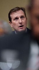 Dan Goldman confronta al director de ICE