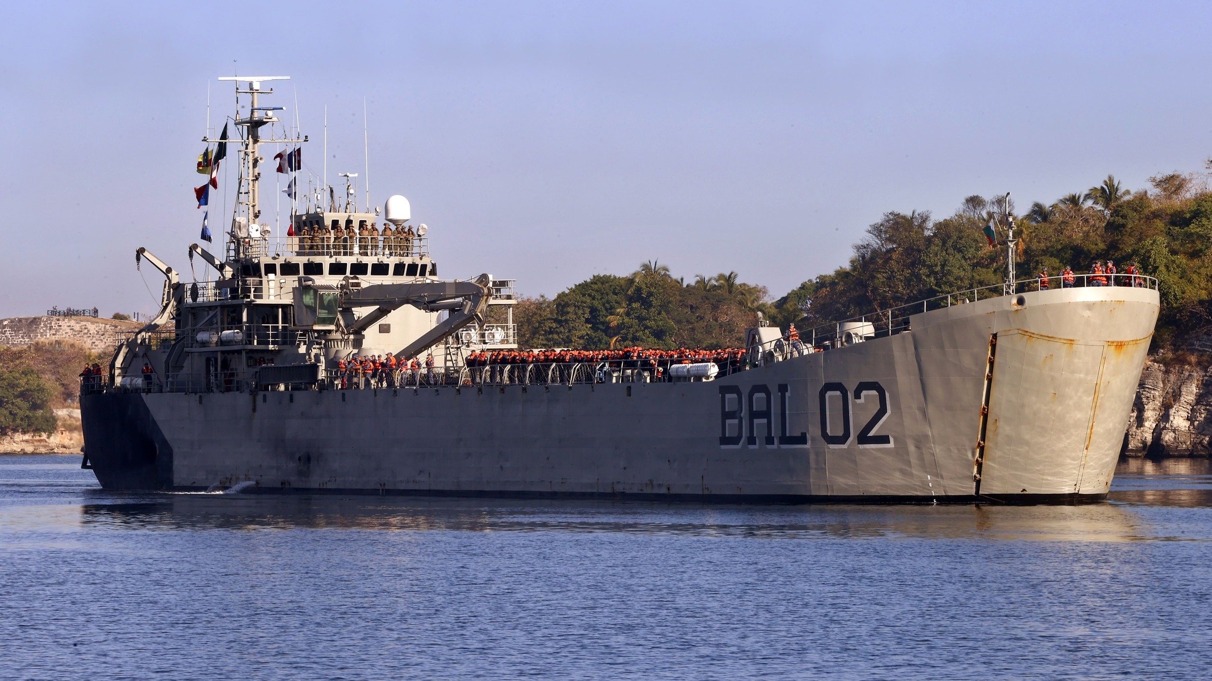 Llegan buques con ayuda humanitaria de México a Cuba