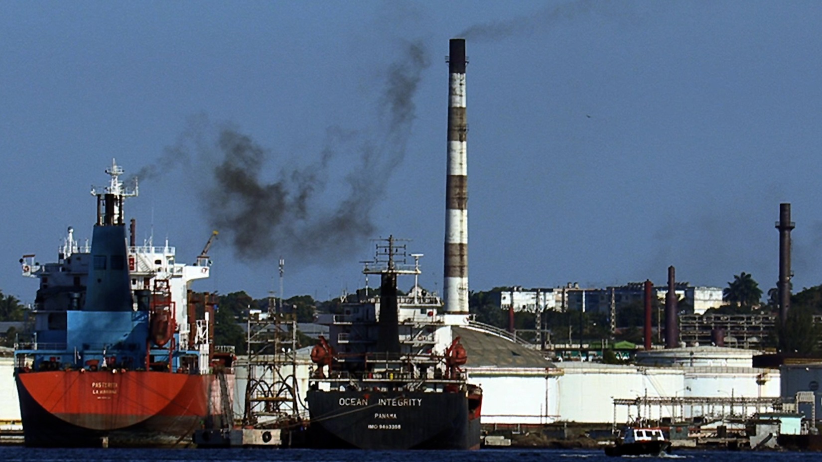 Se desata un incendio de gran magnitud en una refinería de La Habana