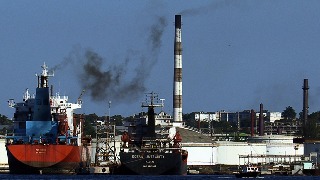 Se desata un incendio de gran magnitud en una refinería de La Habana