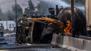 El momento de la explosión de un camión de gas que ha dejado al menos cuatro víctimas y 17 heridos en Chile