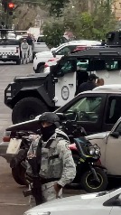 La Guardia Nacional escolta una camioneta forense en las instalaciones de la FEMDO