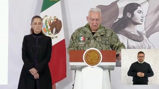 Secretario de Defensa se quiebra en homenaje militar