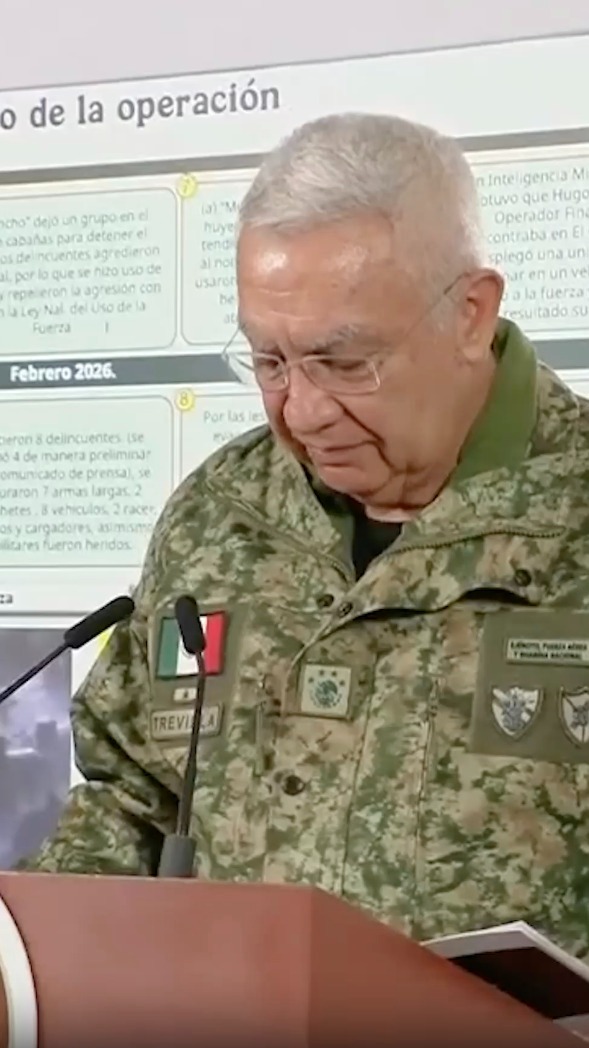 Secretario de Defensa se quiebra en homenaje militar