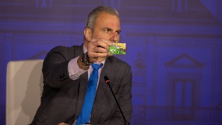 Ortega Smith enseña su carnet de partido y asegura que no hay mayoría para relevarle