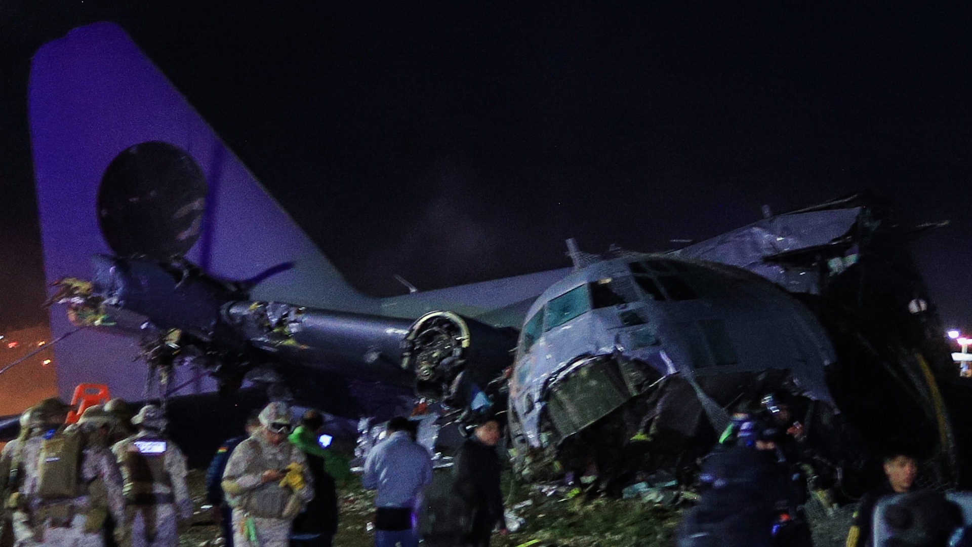 Al menos 11 muertos al estrellarse un avión militar boliviano