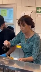 María Pía Adriasola sirve comida en La Moneda