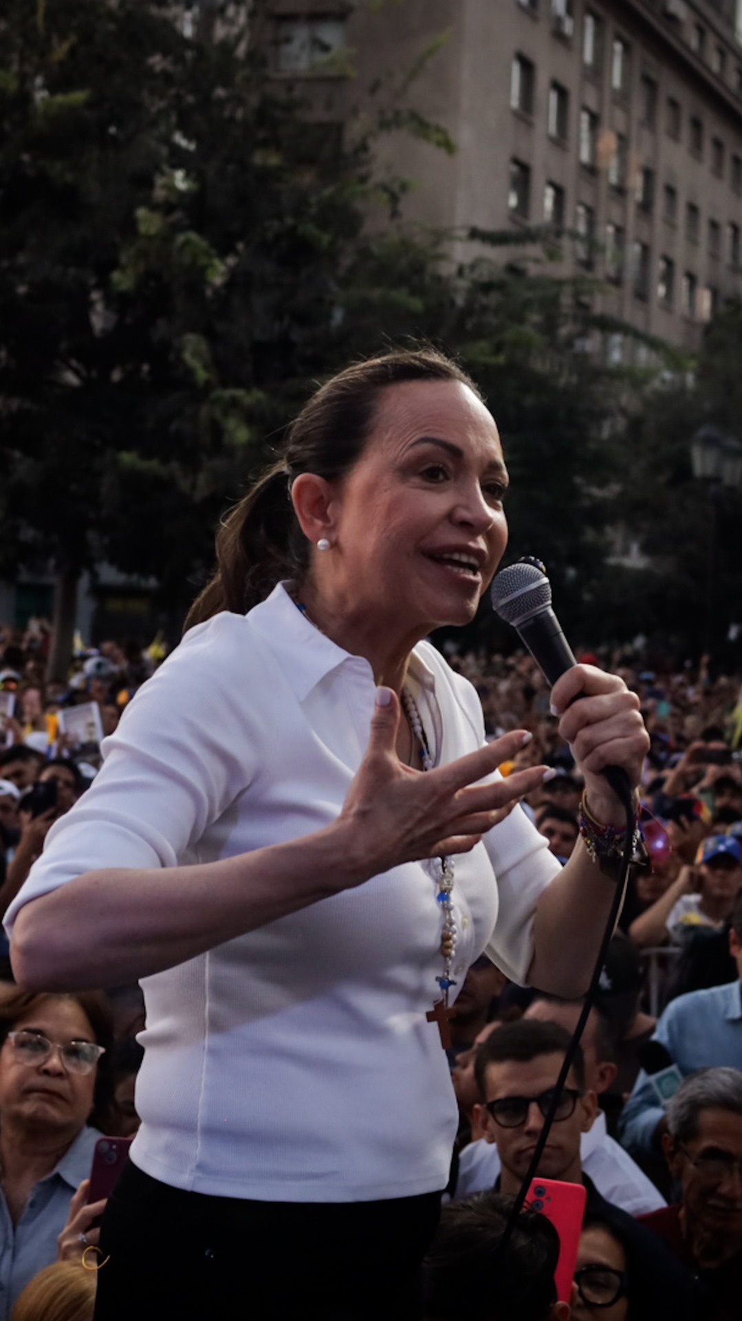 Miles de venezolanos en Chile arropan a María Corina Machado