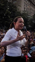 Miles de venezolanos en Chile arropan a María Corina Machado