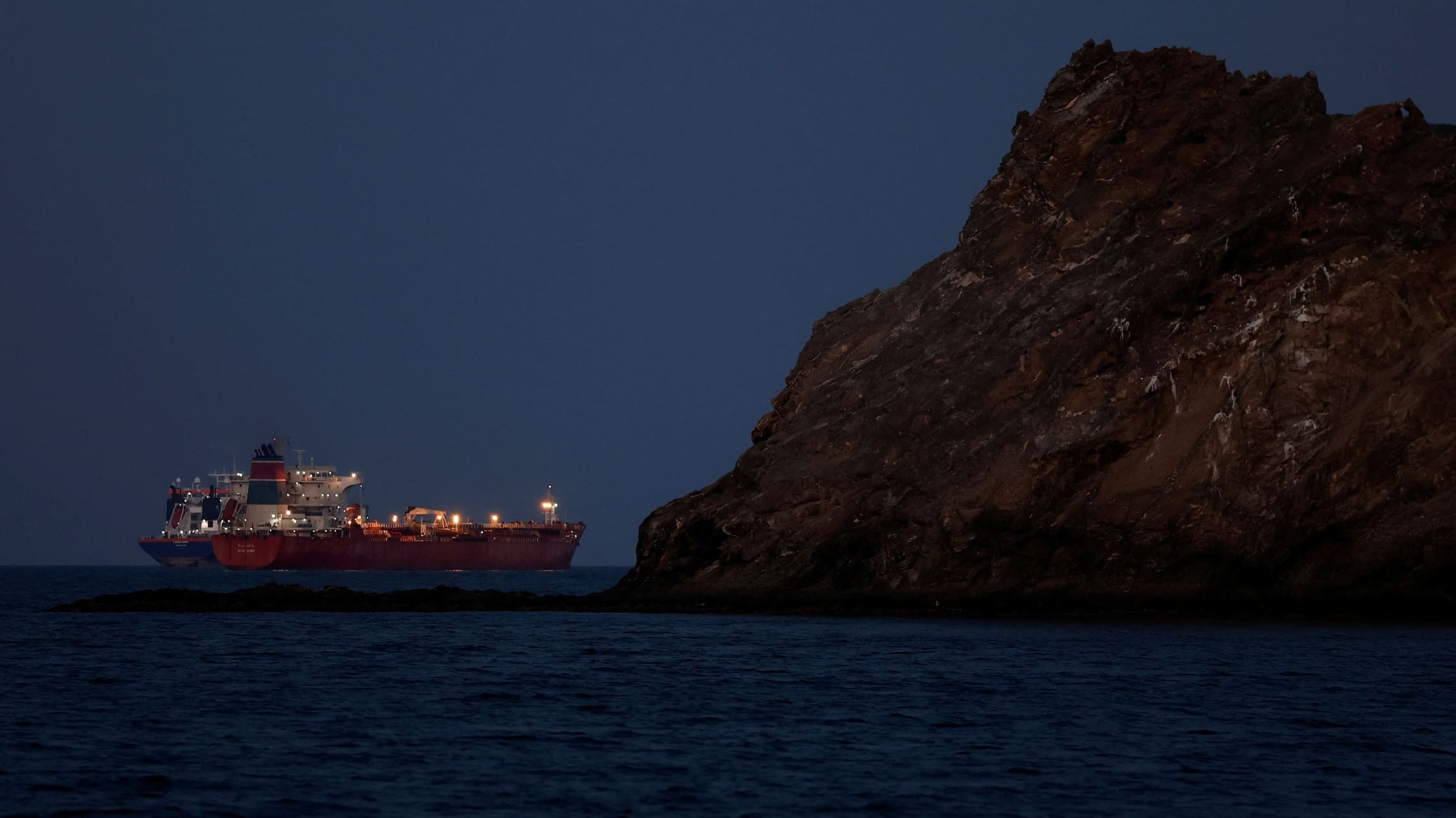 Trump dice que EE UU escoltaría buques en el estrecho de Ormuz