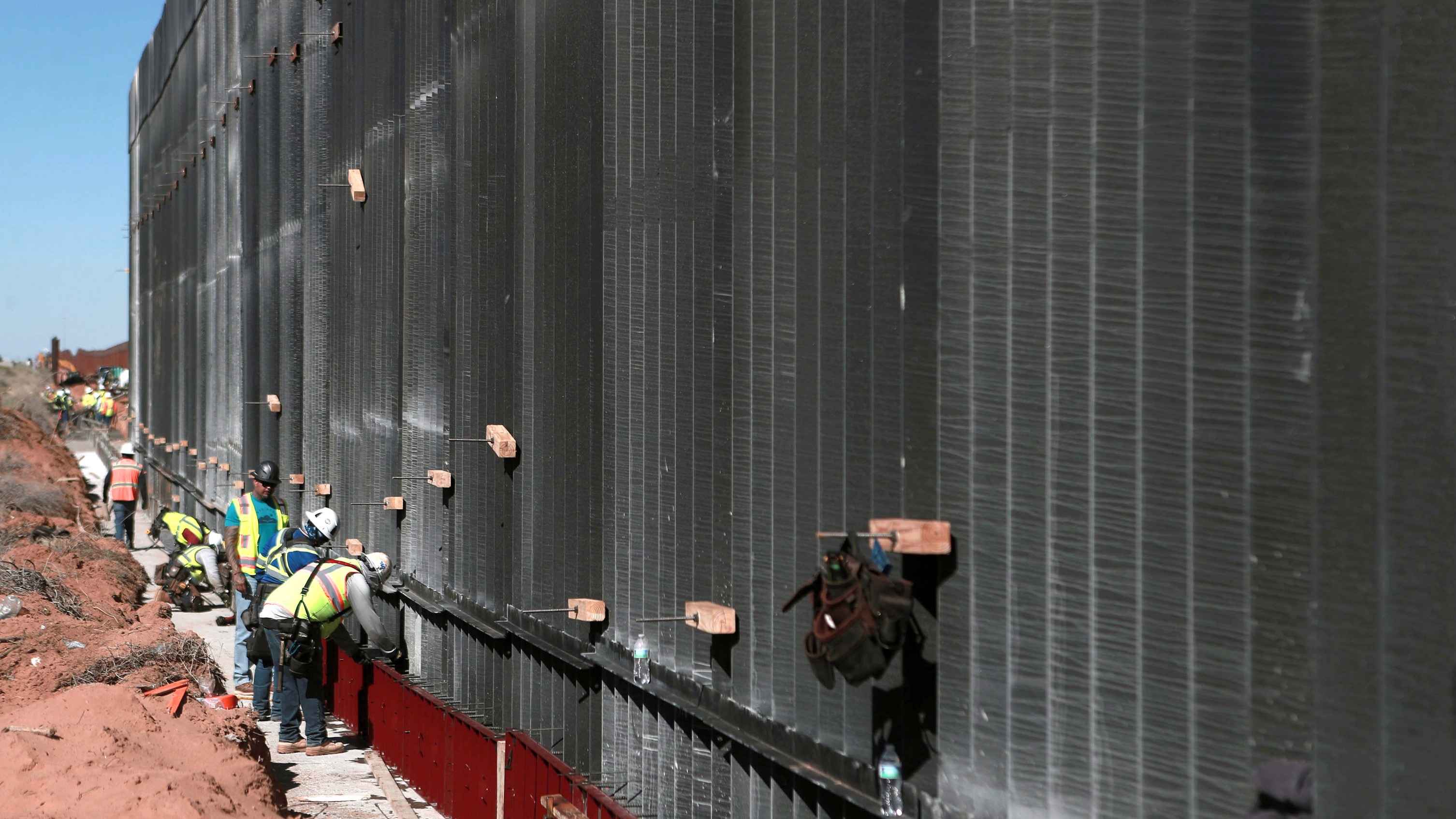 El muro negro de Donald Trump