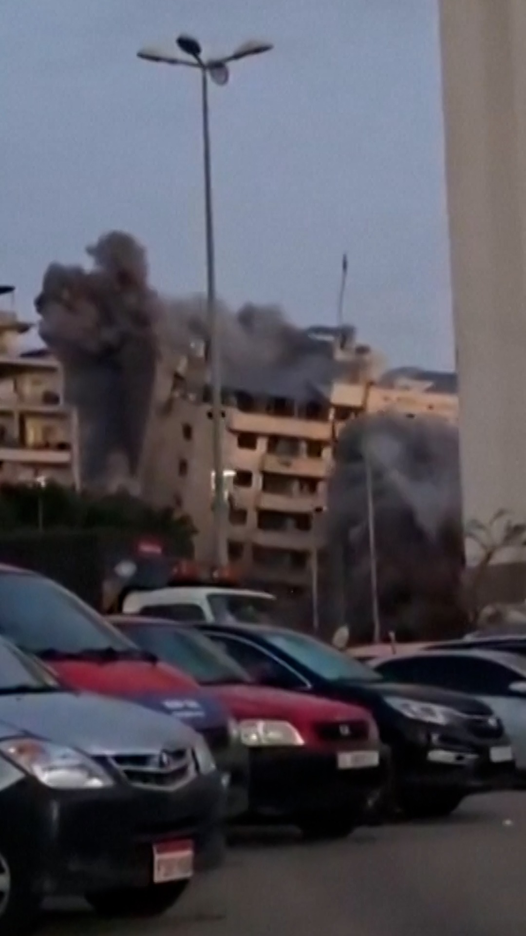 Un edificio en Beirut se derrumba tras un ataque israelí