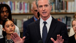 El gobernador de California reacciona ante la denuncias a César Chávez