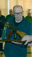 Silvio Rodríguez recibe el fusil AKM que pidió para defender a Cuba si “se lanza” Estados Unidos