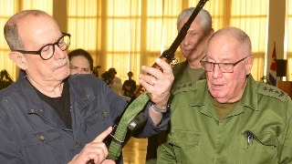 Silvio Rodríguez recibe el fusil AKM que pidió para defender a Cuba si “se lanza” Estados Unidos
