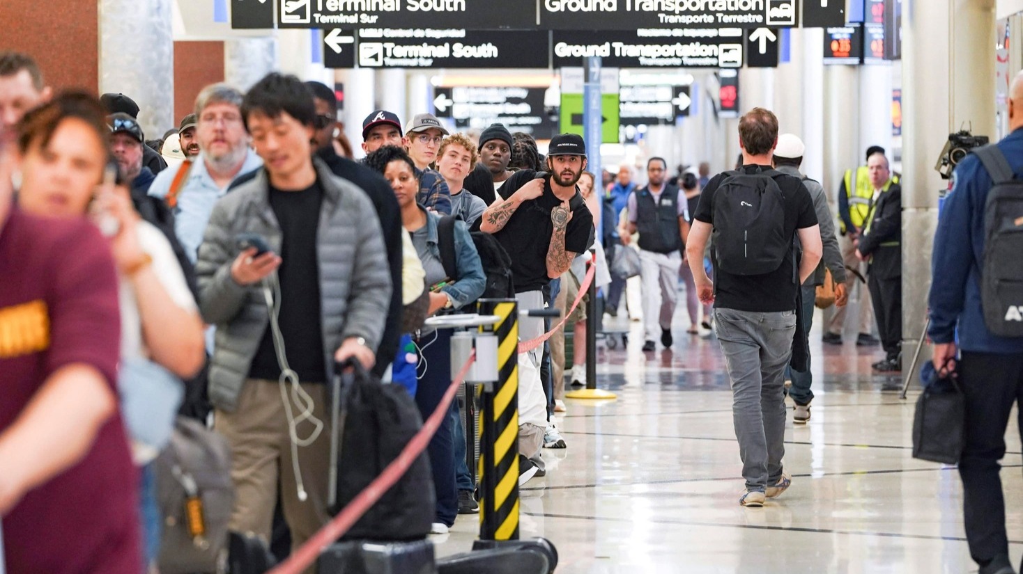 Caos en aeropuertos por cierre de gobierno