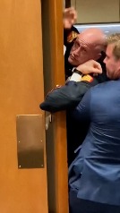 Un exmarine irrumpe en el Capitolio y le facturan el brazo mientras intentaban desalojarlo