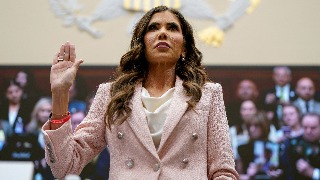 Kristi Noem es reemplazada como secretaria de Seguridad Nacional