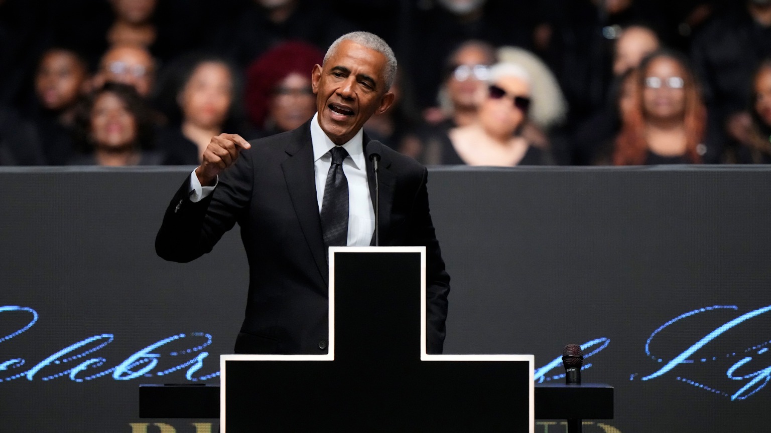 Vivimos en una época en la que puede ser difícil tener esperanza", critica Obama a Trump durante el elogio fúnebre de Jackson