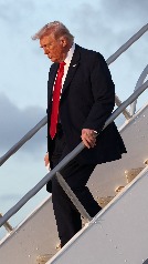 Trump dice que no aprenderá su maldito idioma