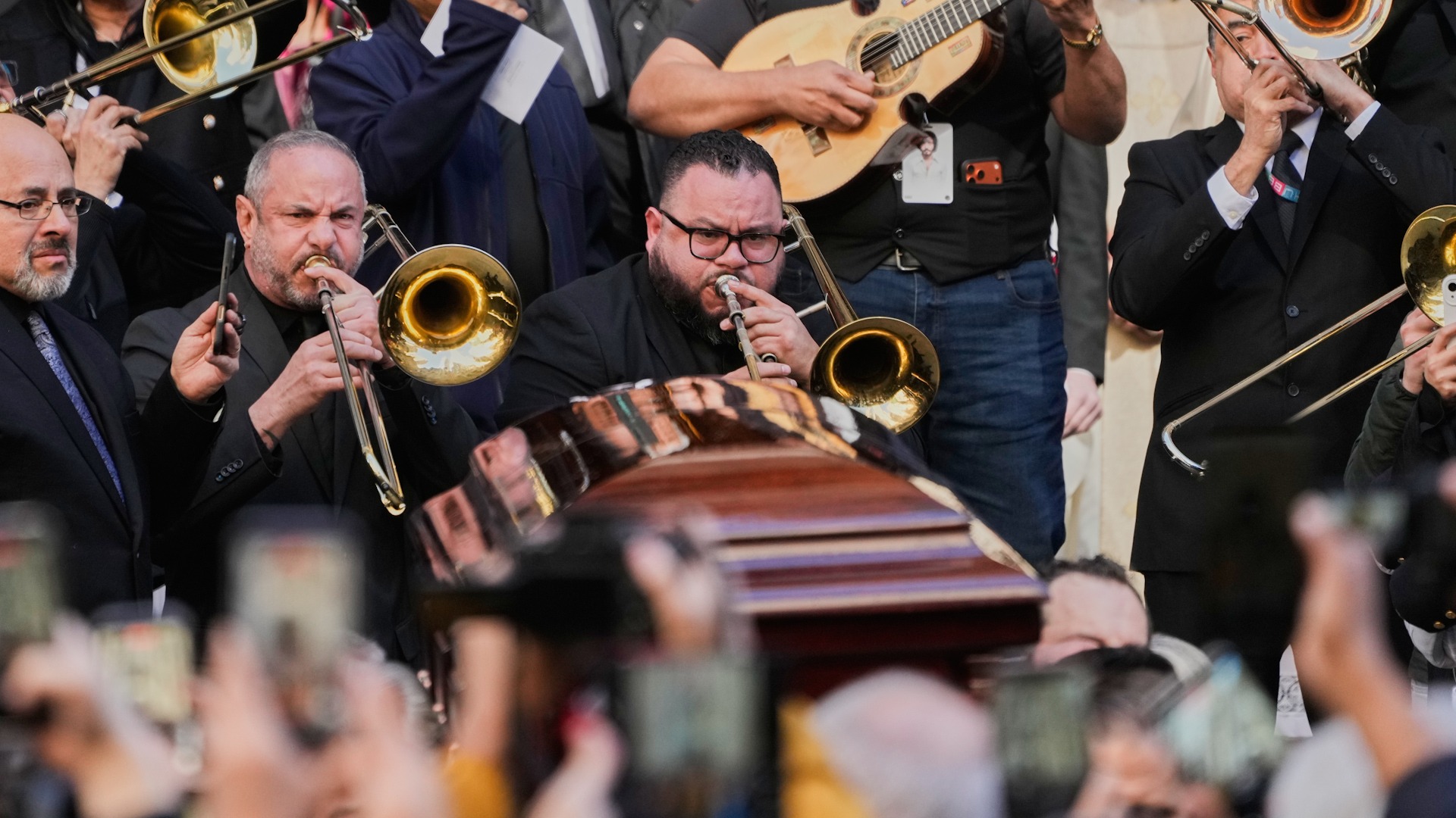 Nueva York despide a Willie Colón con una misa pública en la catedral de San Patricio