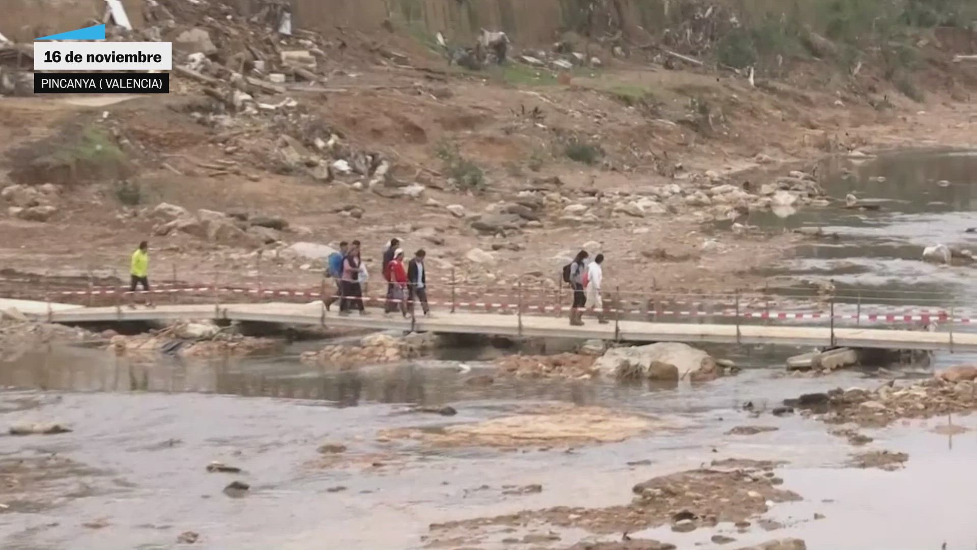 Un grupo de vecinos construye una pasarela con puertas en Picanya