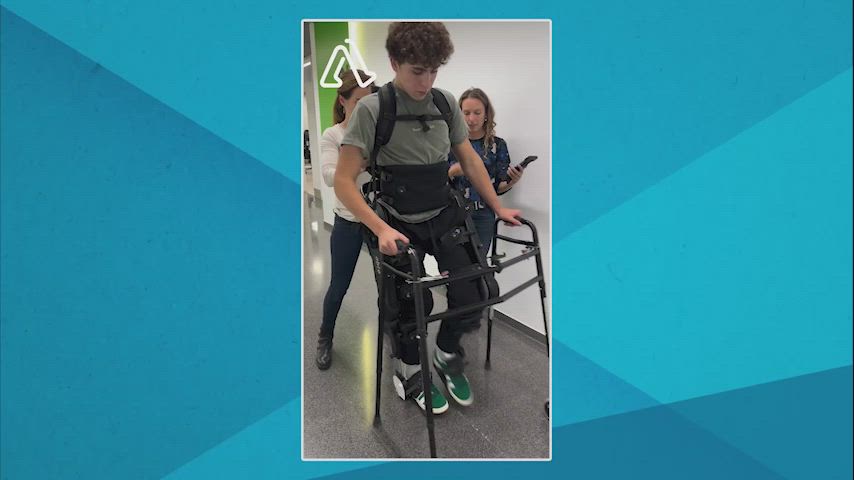 Marc Roma caminando con el exoesqueleto ABLE