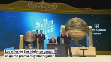 Los niños de San Ildefonso cantan un quinto premio muy madrugador