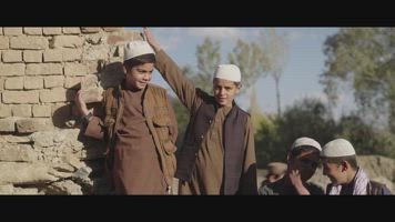 Un niño afgano canta en el colegio Abobaker Sedique, en la provincia de Wardak