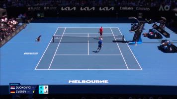 Djokovic se retira tras un set contra Zverev por dolor muscular