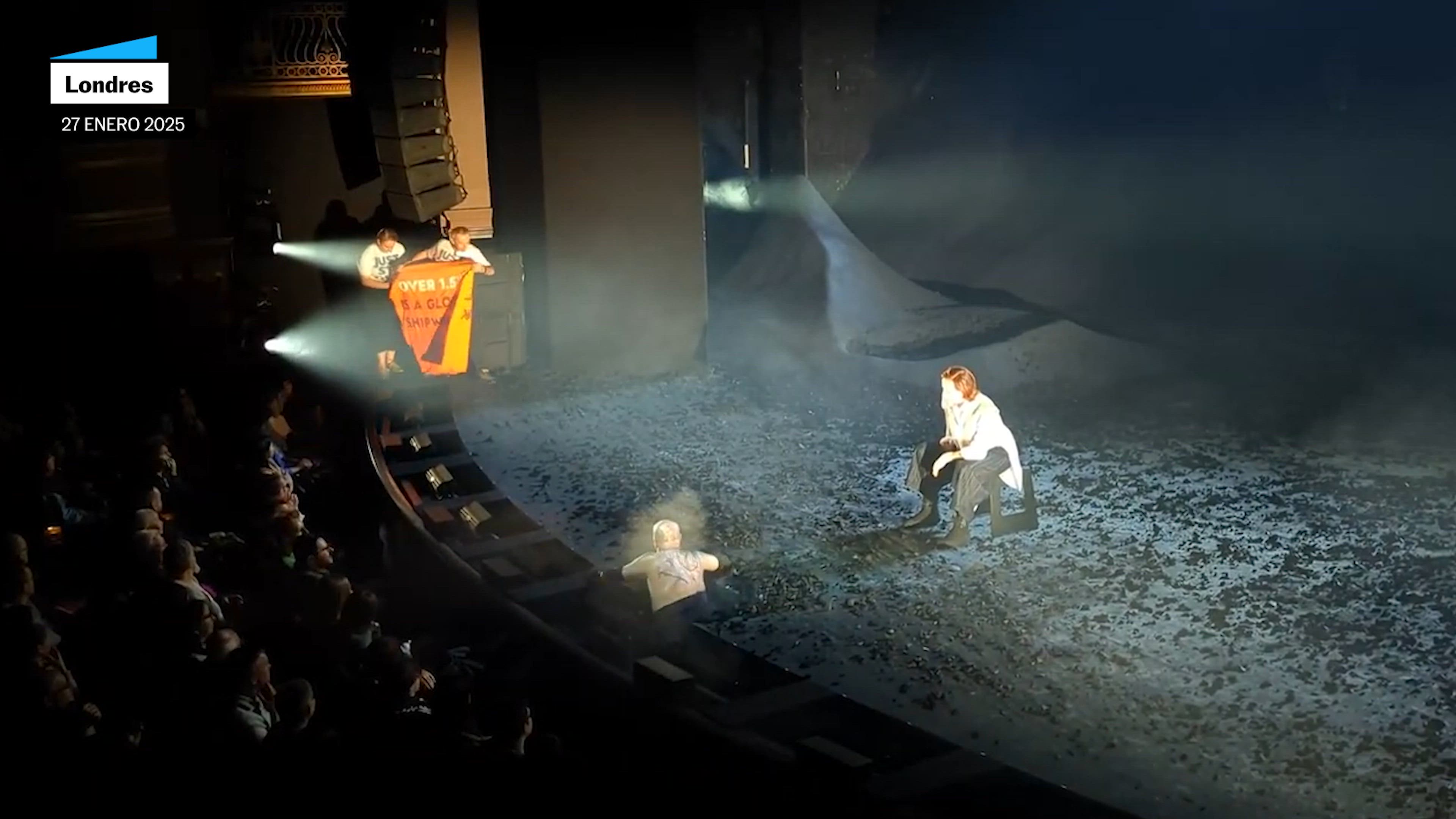 Dos activistas de Just Oil interrumpen una función de 'La Tempestad', obra protagonizada por Sigouney Weaver