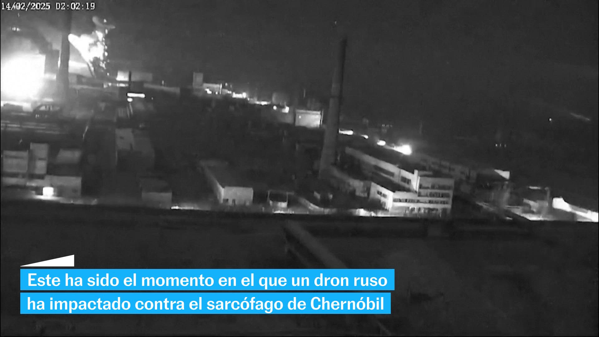 El momento en el que un dron ruso ha impactado en el sarcófago de Chernóbil