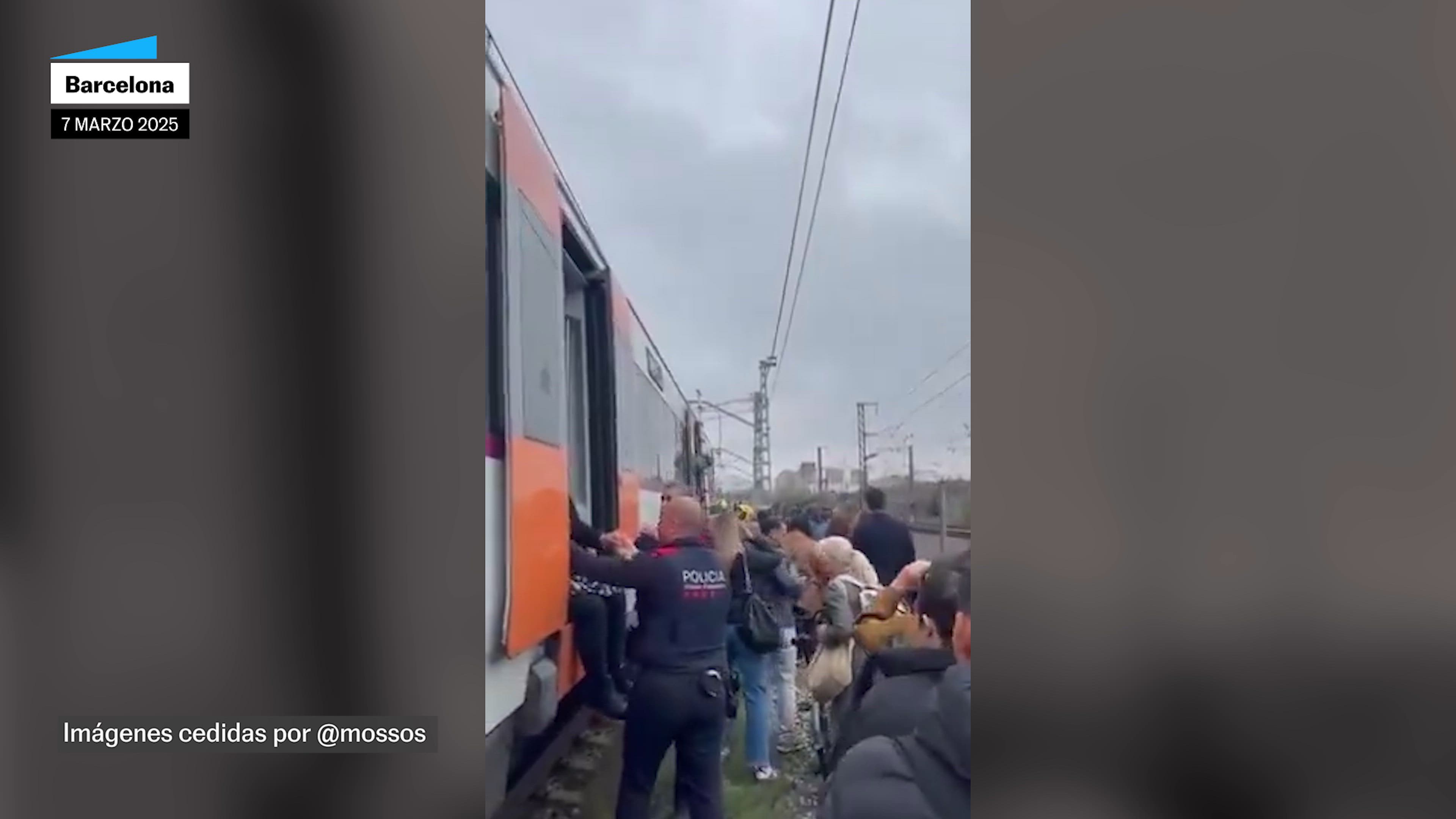 Centenares pasajeros evacuados y caminando por las vías por una nueva avería en Cercanías de Cataluña