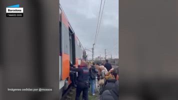 Centenares pasajeros evacuados y caminando por las vías por una nueva avería en Cercanías de Cataluña