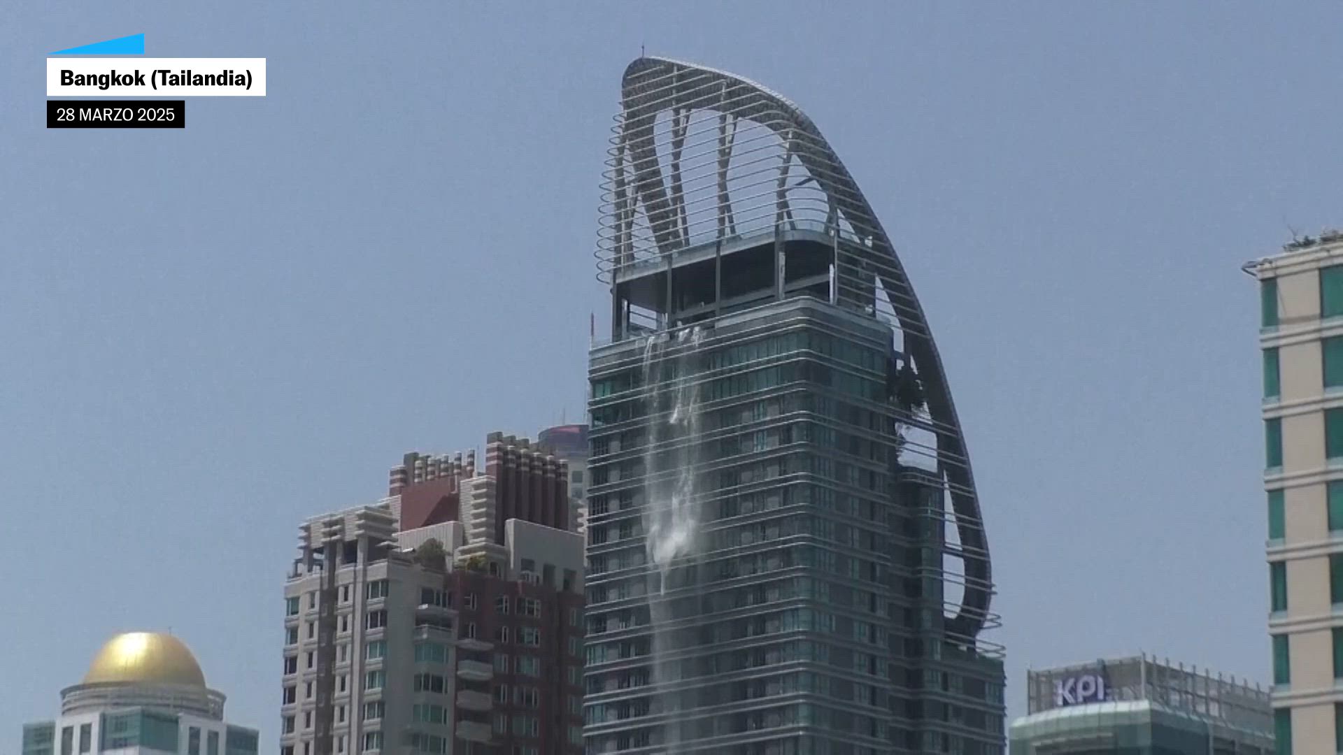 El agua de la piscina de una azotea en Bangkok cae por el terremoto