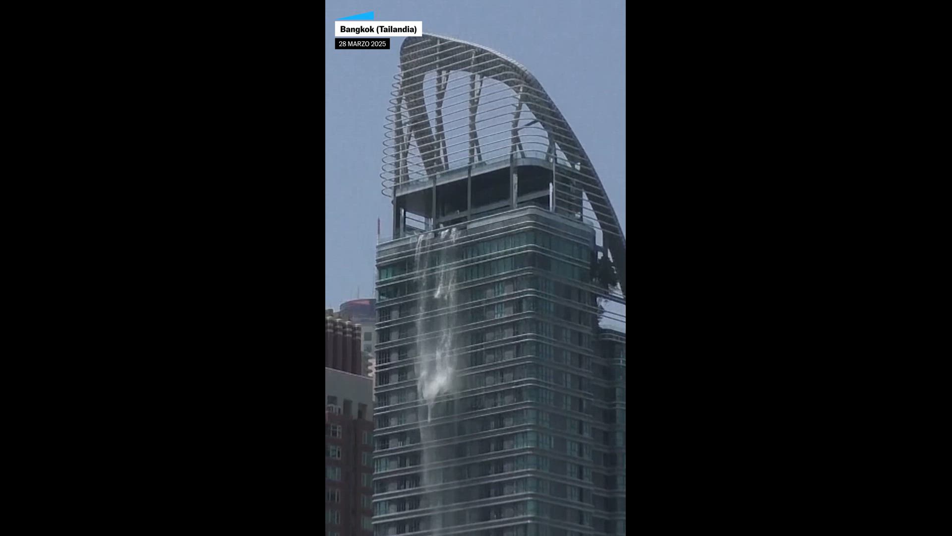 Cae el agua de una azotea de Bangkok tras el terremoto