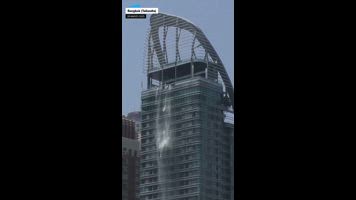 Cae el agua de una azotea de Bangkok tras el terremoto