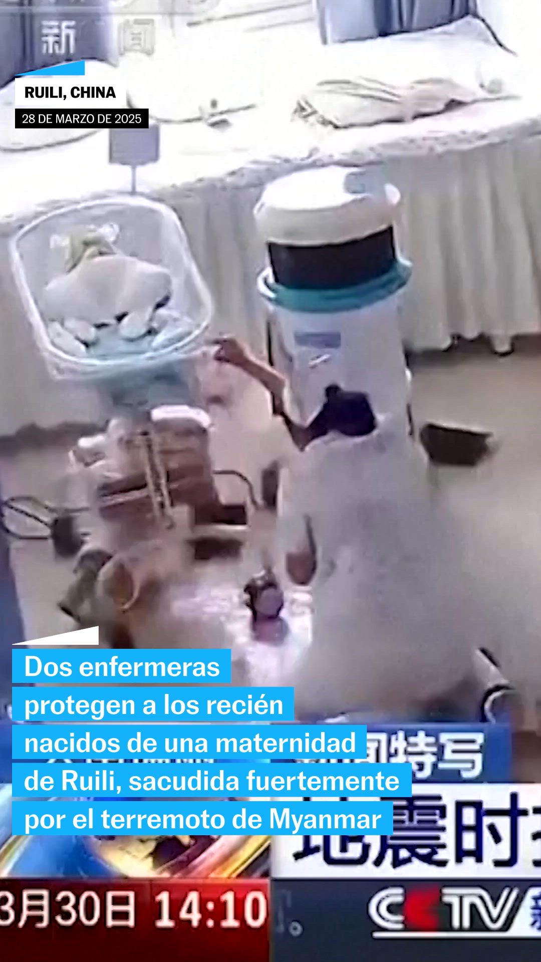 Dos enfermeras protegen a niños recién nacidos durante el terremoto en Ruili