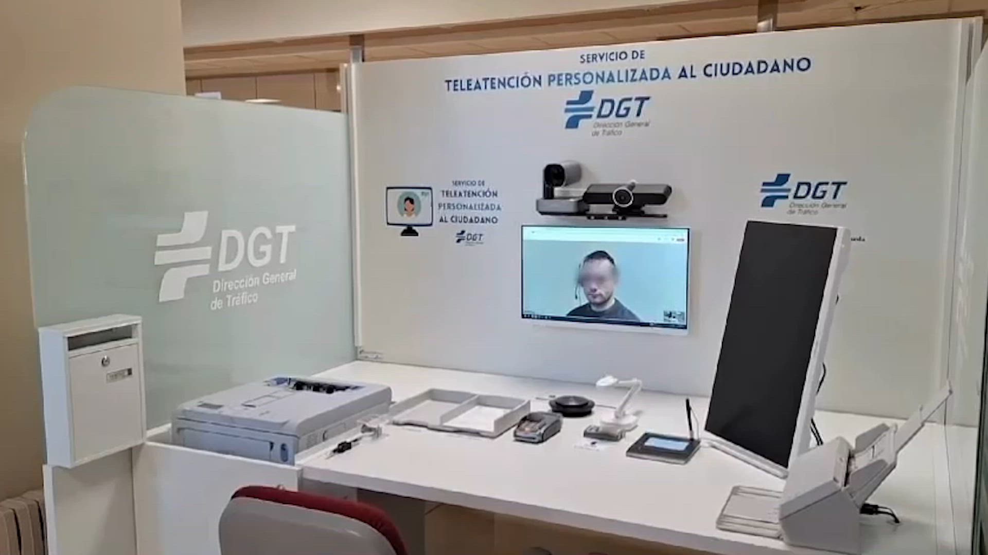 Los puntos de atención instalados por la DGT que utilizan videoconferencias e IA